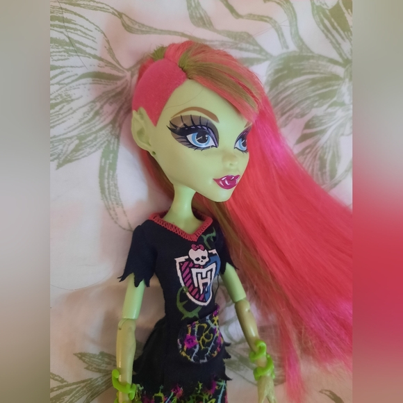 Monster High Doll - Venus Mcflytrap Ghoul Spirit - Picture 2 of 5